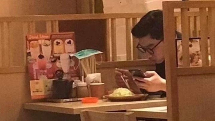 油麻地吉豚屋餐廳內有男子用膳時將口罩放在竹筷桶上